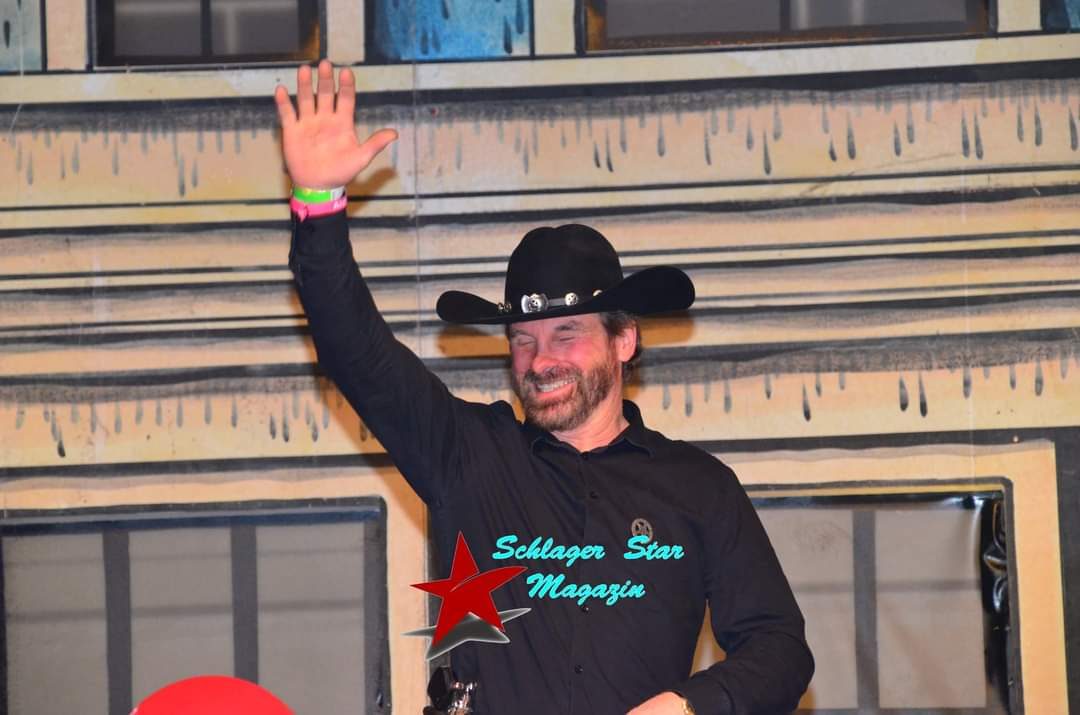 Das Offizielle Chuck Norris Double wird zur Charity Veranstaltung gebucht für Tanz unter den Regenboden