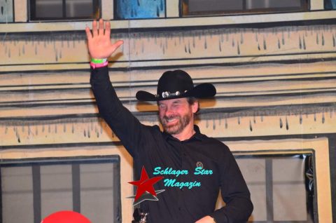 Das Offizielle Chuck Norris Double wird zur Charity Veranstaltung gebucht für Tanz unter den Regenboden