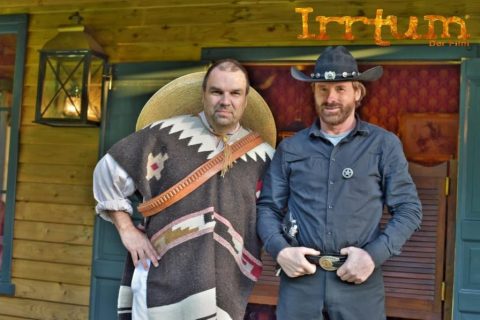 Chuck Norris spielt im Film Irrtum der Film mit