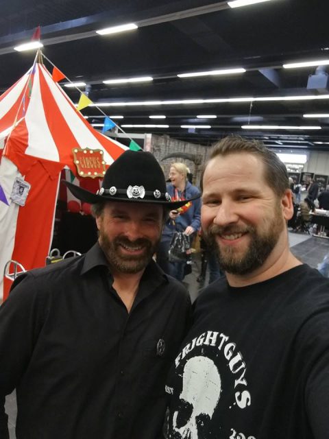 Der luxembourgische Chuck Norris Double trifft den echten Chuck Norris auf der Comic Con.